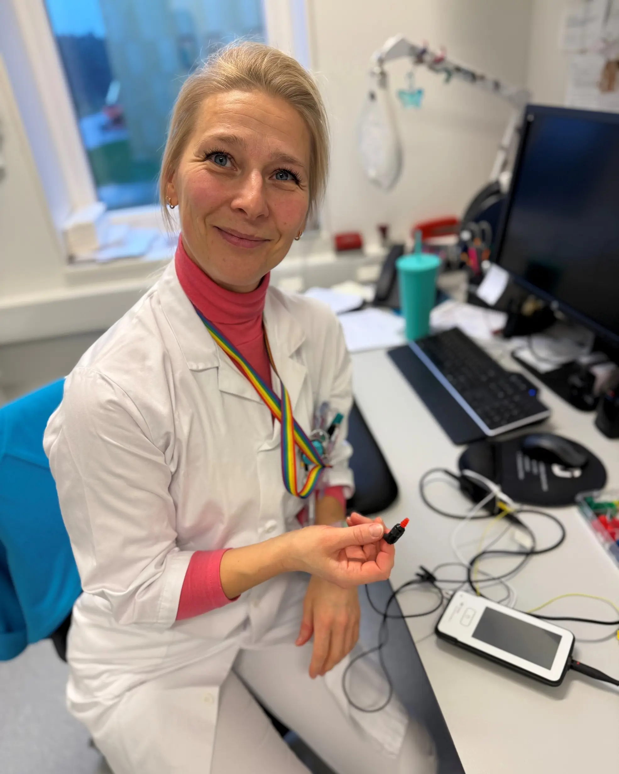 Wiebke Hudemann viser fram screeningutstyr