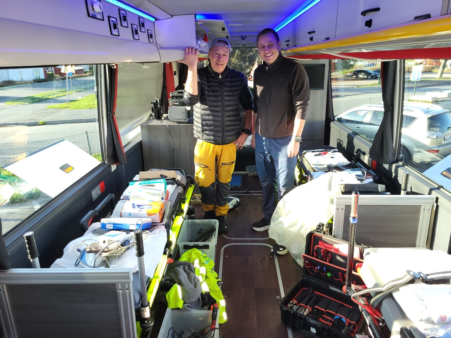 To medarbeidere på helseekspressen stående inne i bussen