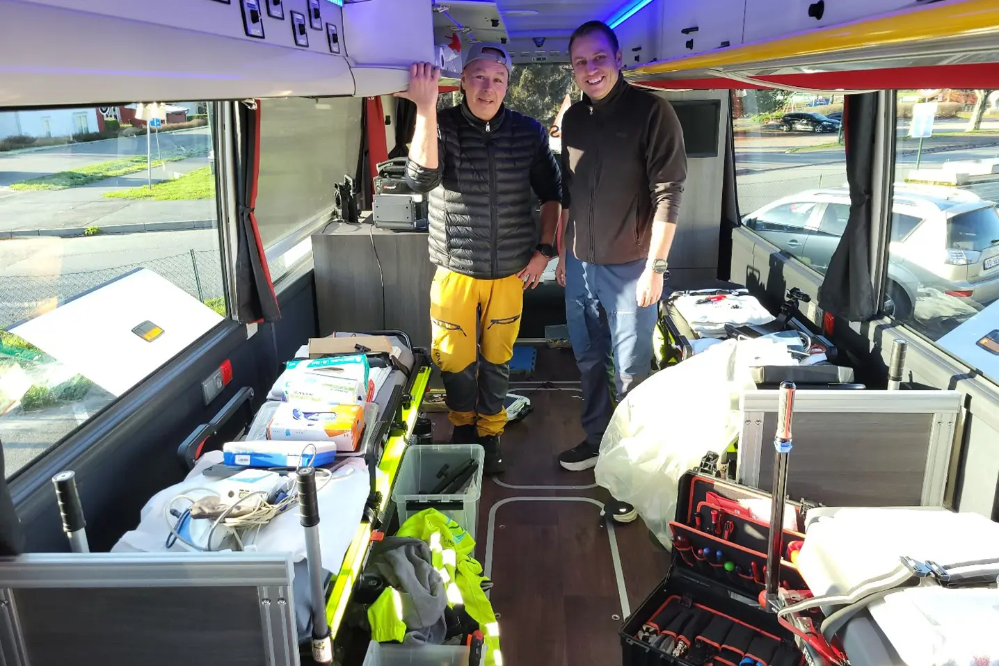 To medarbeidere på helseekspressen stående inne i bussen