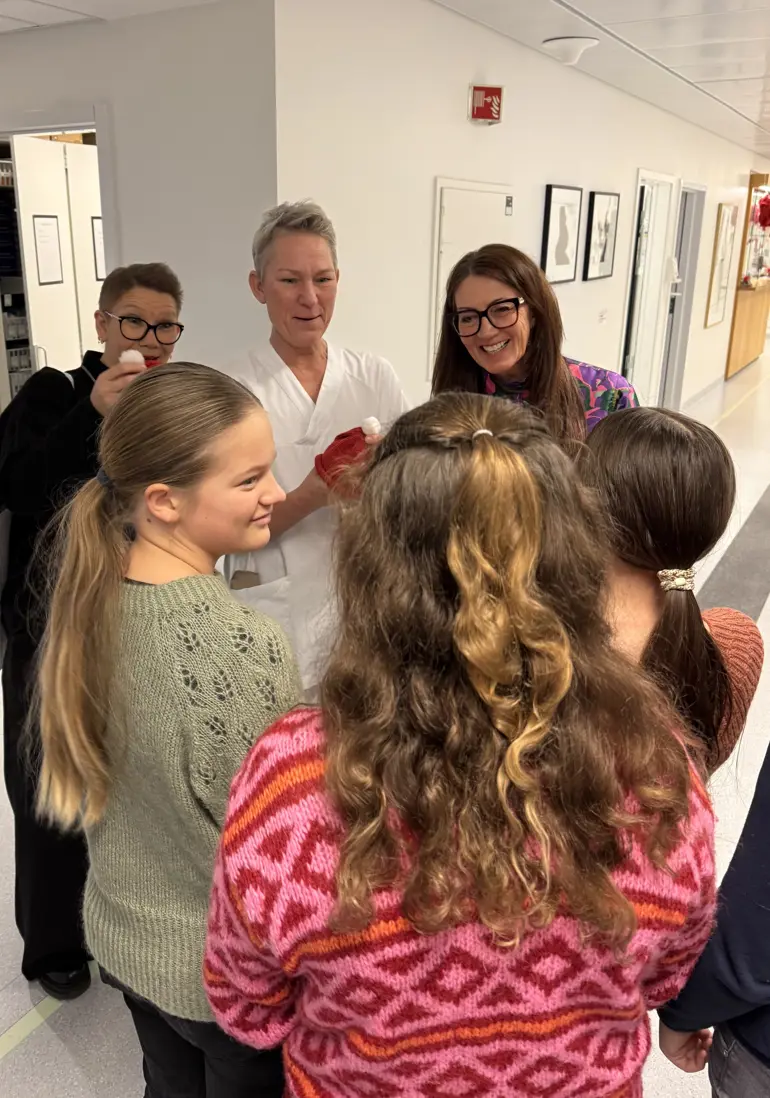 Linda Abelsen, Anna-Stina Ekman og Åse Kari Kringlåk ser på de fine luene som kommer fra Gimle skole