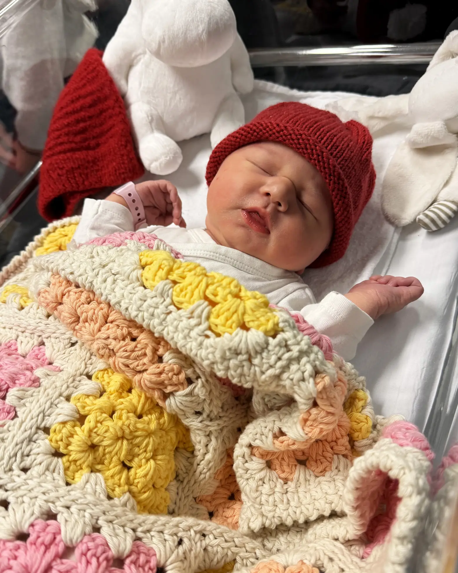 Dagny med hjemmestrikket lue