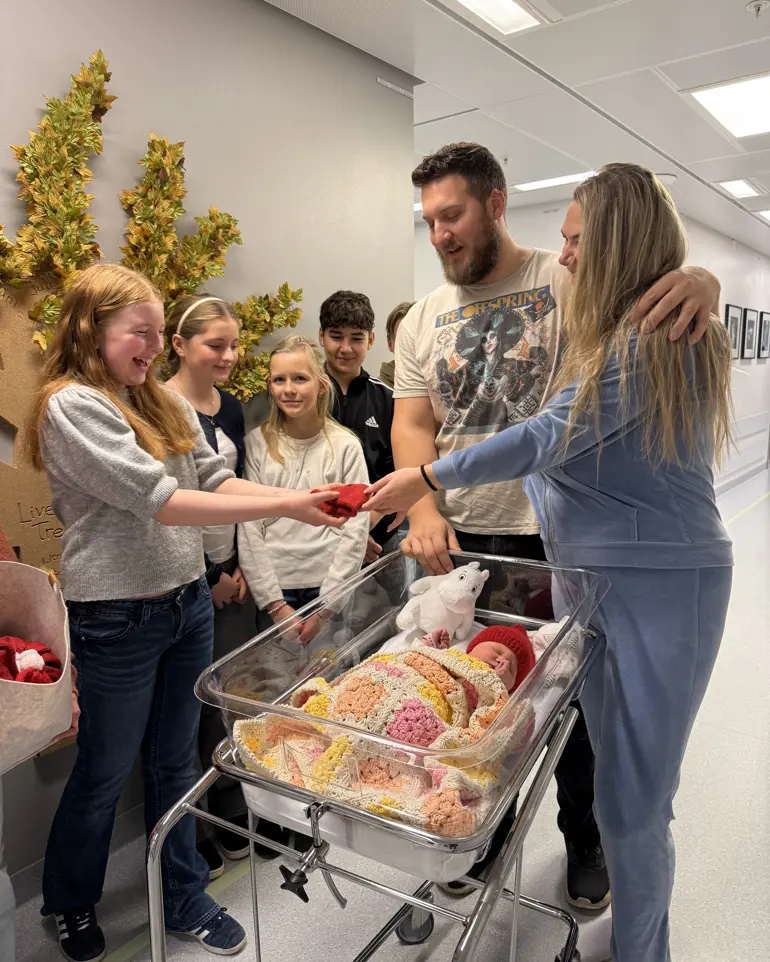 Espen og Charlotte får lov til å velge seg ut en lue strikket av elevene på Gimle skole, og Billie Høydahl overrekker stolt luen til lille Dagny.