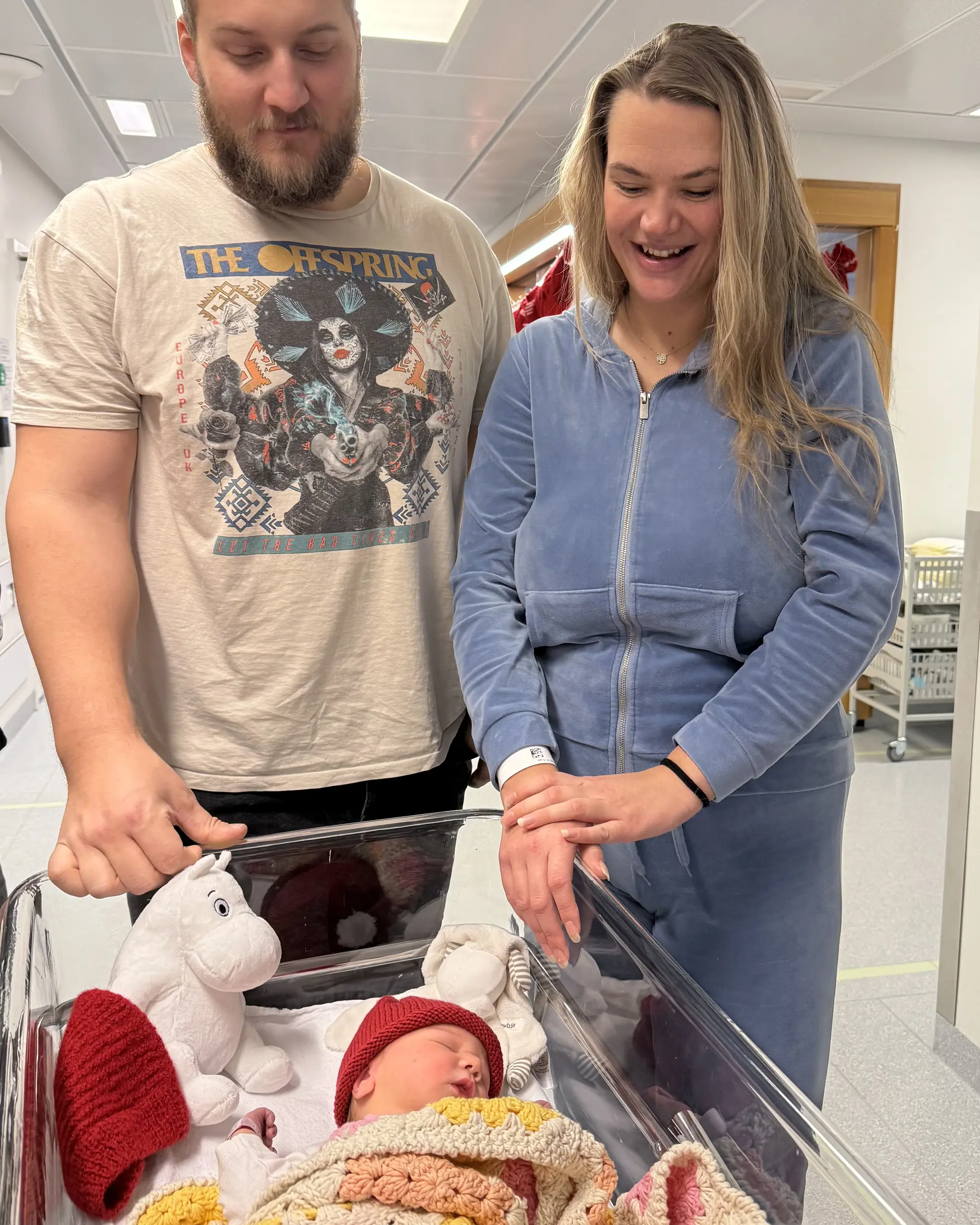 foreldreparet Espen og Charlotte med nyfødte Dagny