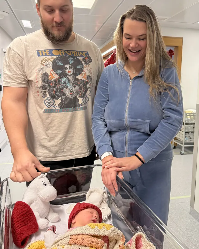 foreldreparet Espen og Charlotte med nyfødte Dagny