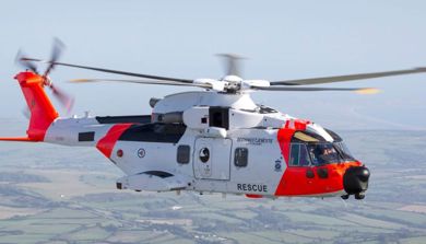 Et rødt og hvitt helikopter