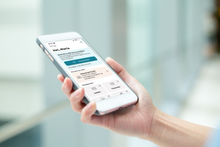 En person som holder en kalkulator