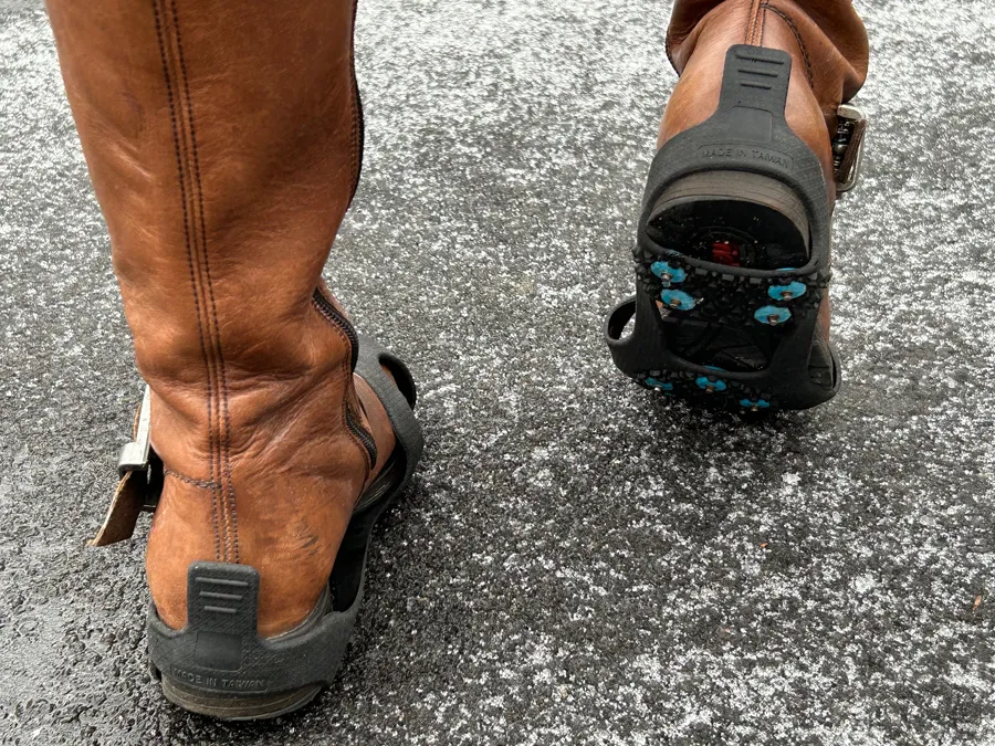 Støvletter med brodder på