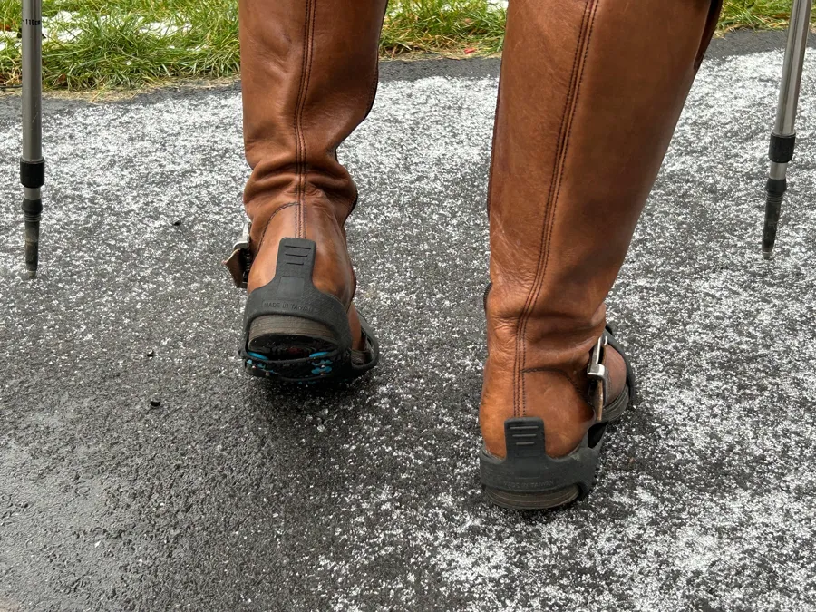 En person som bruker staver med pigger