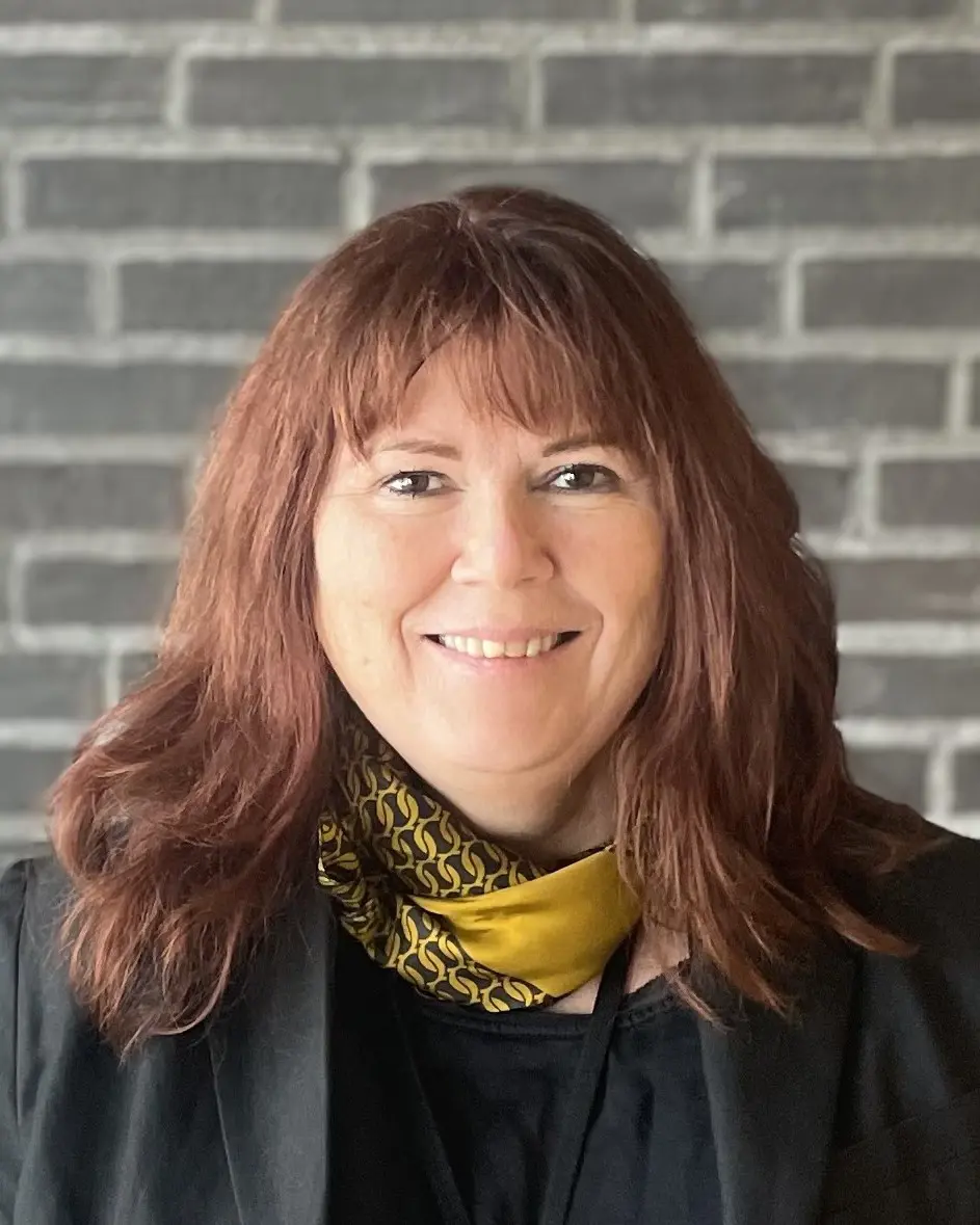 En kvinne med langt hår