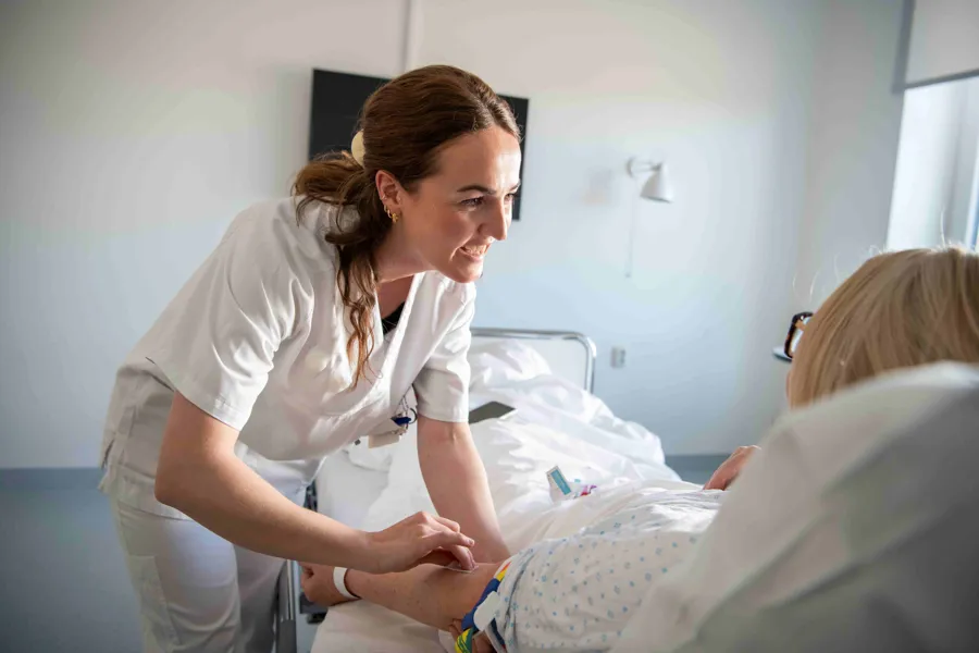 En mann i en sykehusseng