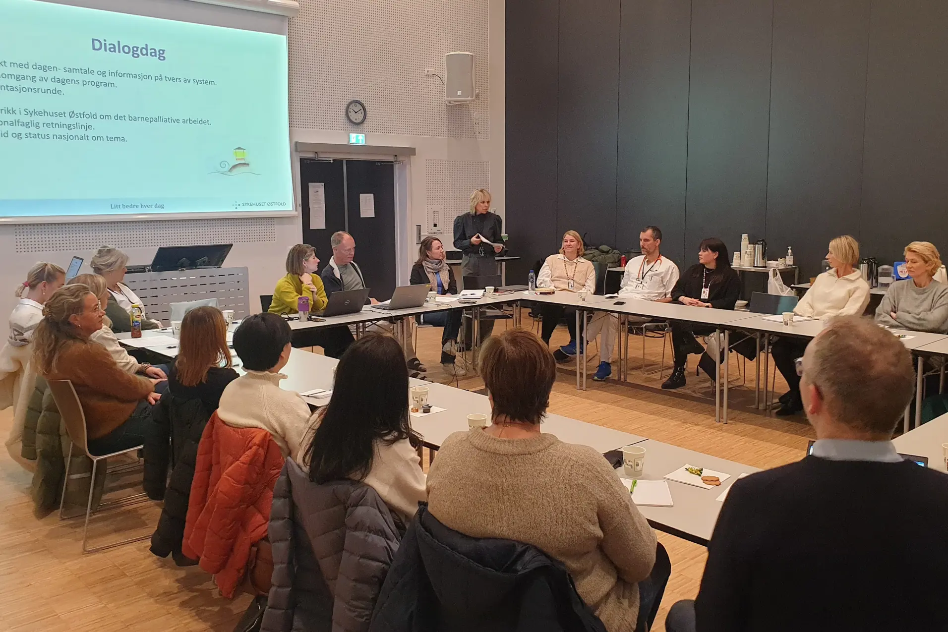 En gruppe personer i et møte