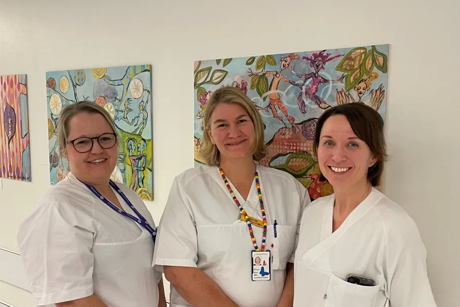 En gruppe kvinner iført hvite skjorter