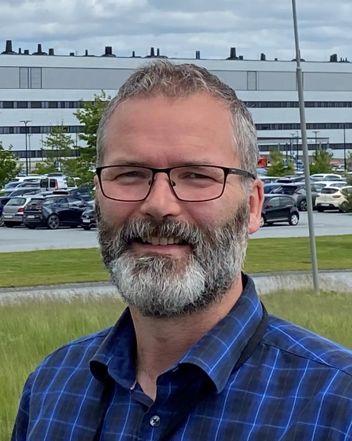 En mann med skjegg og briller