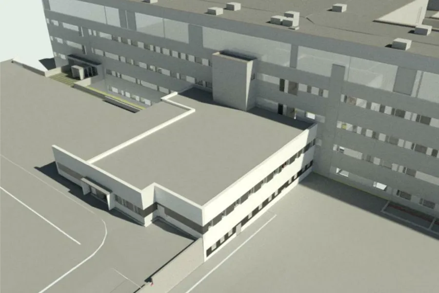 Et stort rom med en stor glassvegg